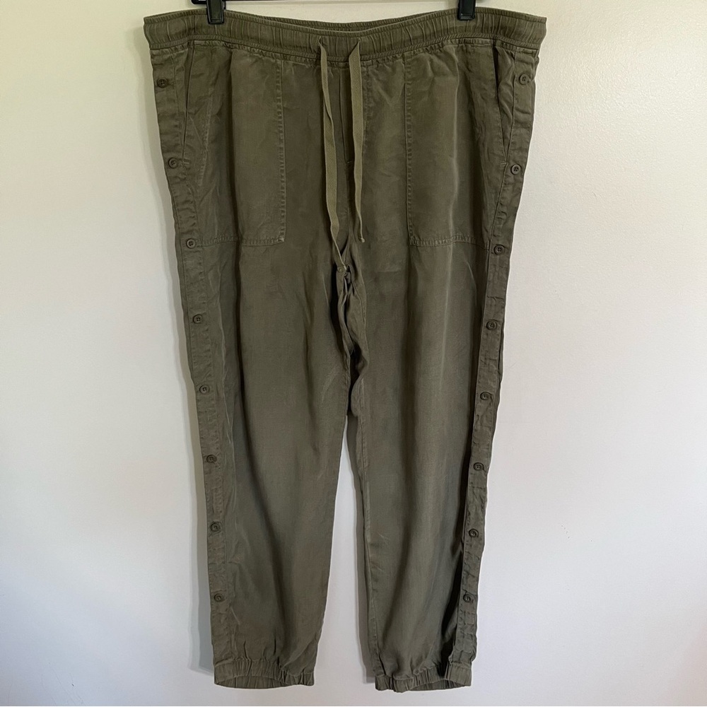 Cloth & Stone Anthropologie Pants Size Medium Pull On Jogger Side Buttons Olive